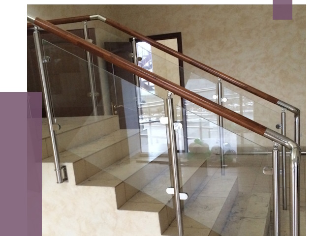 Комбинированные перила из металла и дерева в Армавире