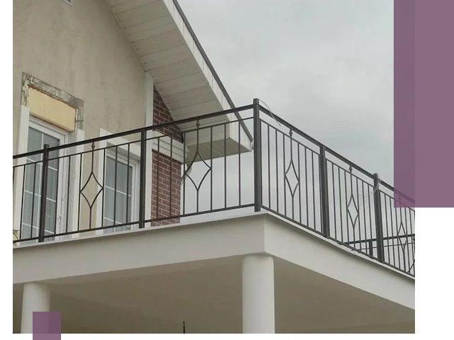 Изготовление балконных ограждений в Армавире из металла и стекла