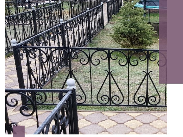 Кованые газонные ограждения под ключ в Армавире